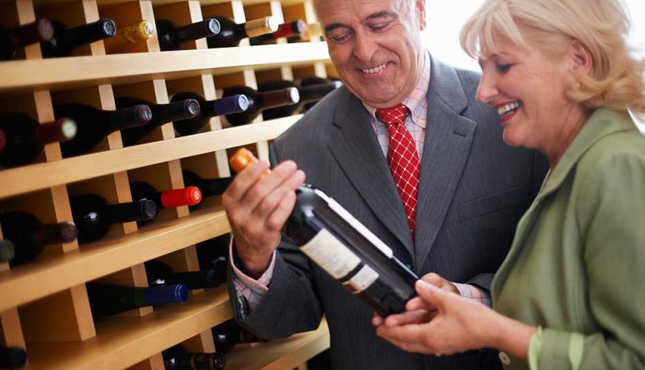 Pareja escoge una botella de vino