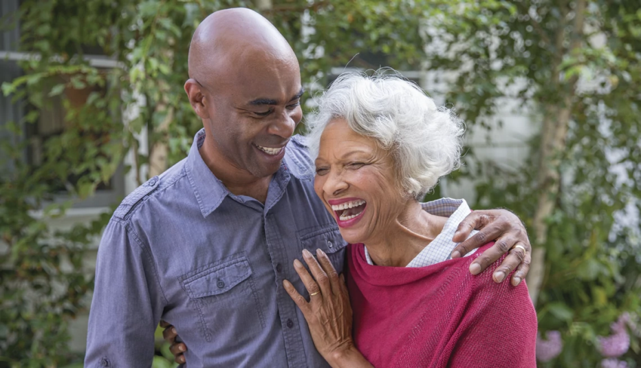 Una madre e hijo adulto se abrazan.
