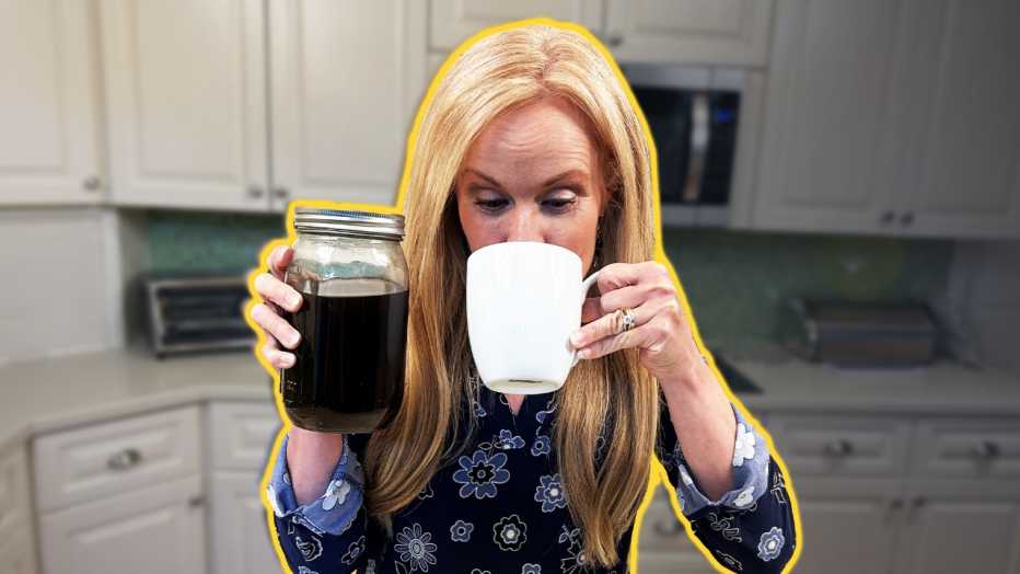 Elisabeth Leamy tomando café