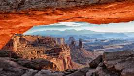 Formación Mesa Arch a la salida del sol, Parque Nacional Canyonlands.