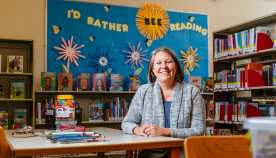 Ingrid Fournier sentada en su escritorio en una biblioteca infantil