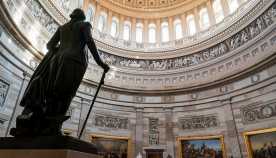 interior de la rotonda del capitolio con una estatua