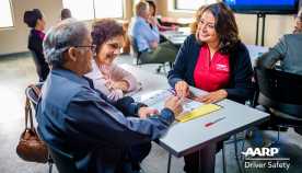 Instructora ayuda a una pareja en un curso de seguridad para conductores - AARP Driver Safety