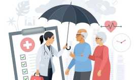 Ilustración de un médico que cubre una pareja mayor con una sombrilla, al fondo un documento médico