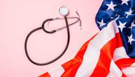 Cómo AARP lucha por Medicare Medical stethoscope and US flag on a pink background signifying advocacy