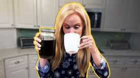 Elisabeth Leamy tomando café Elisabeth Leamy tomando café