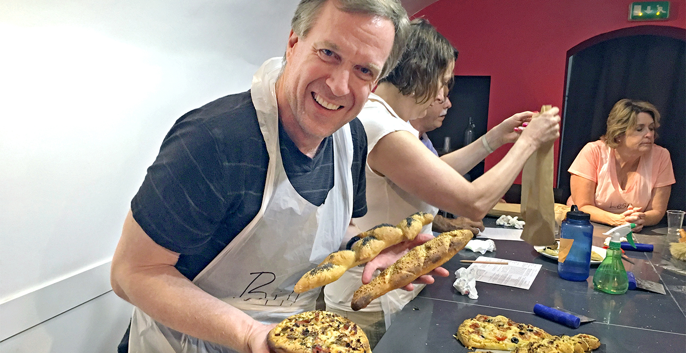 Bill Walsh sonríe mientras está en una clase de cocina en París