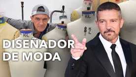 Antonio Banderas con el letrero diseñador de modas y unos maniquís