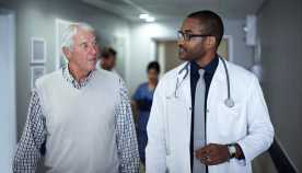 Hombre mayor hablando con su médico 