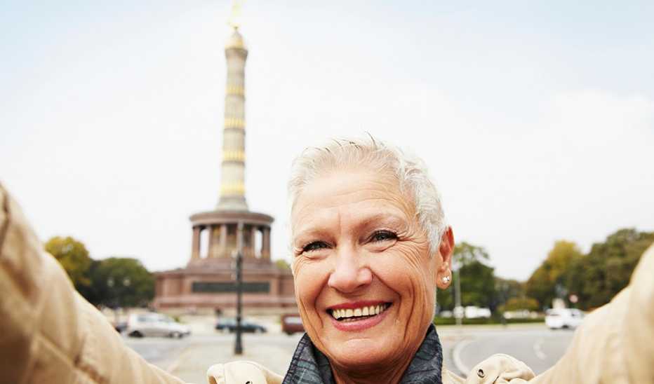 A selfie of a woman in front of the Berlin Victory Column