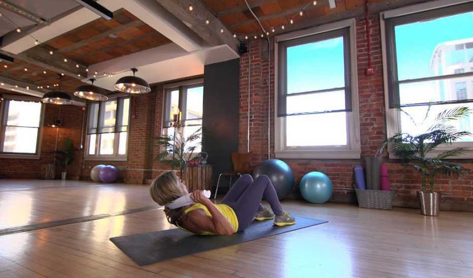Denise Austin demonstrating sit-ups