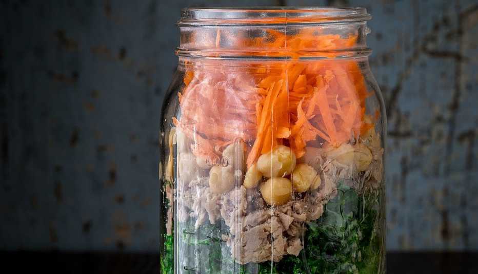 Mason jar power salad with chickpeas and tuna A close-up view of a mason jar power salad with chickpeas and tuna