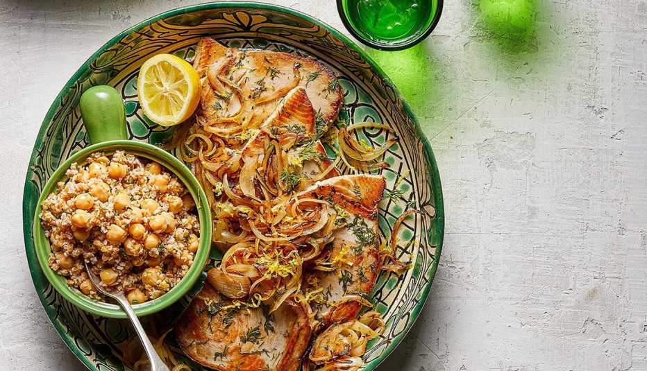 Seared tuna with bulgur and chickpea salad A close-up view of seared tuna with bulgur and chickpea salad in a bowl and plate